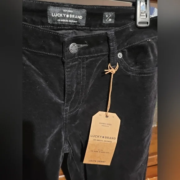 NWT Lucky Brand velvet jeans. Women's 6/28 - Picture 2 of 3